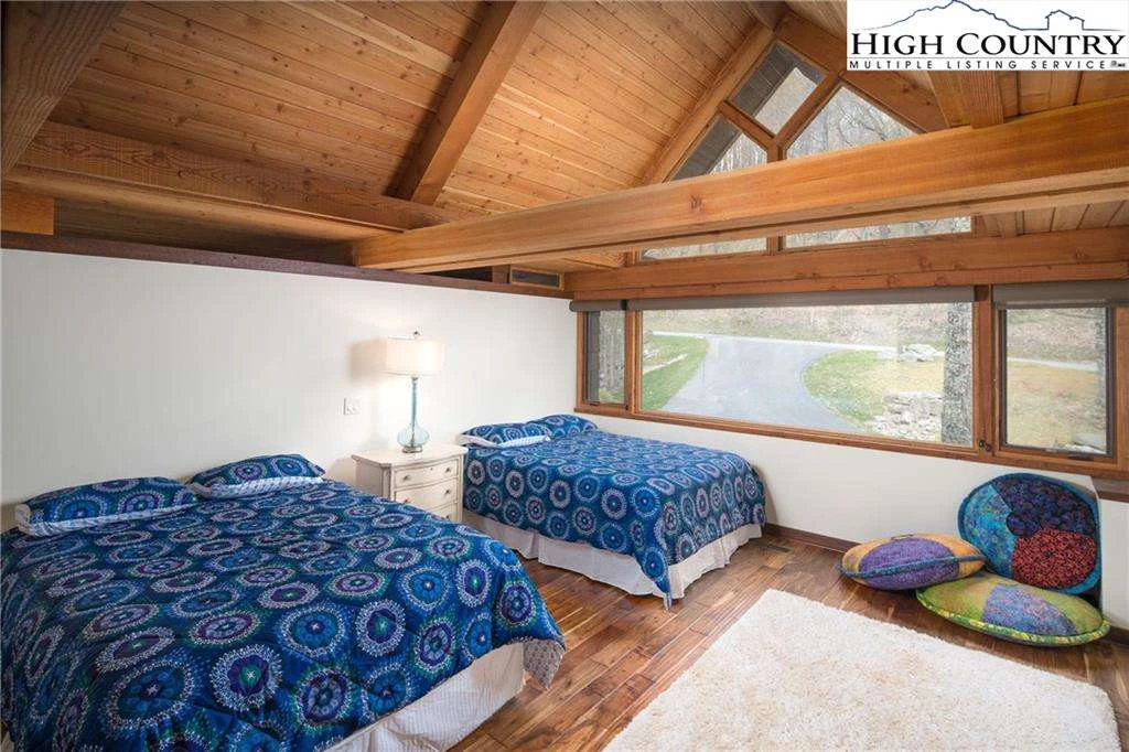 Image number 7 for the current listing