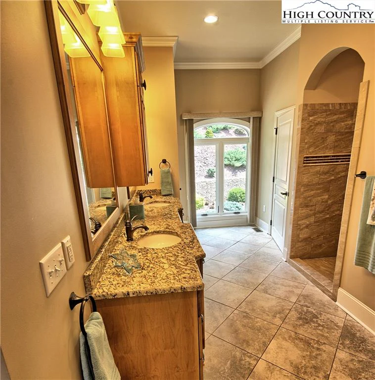 Image number 6 for the current listing