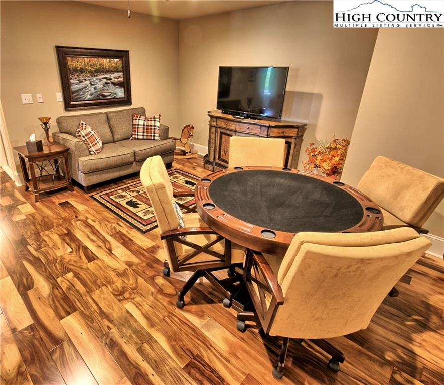 Image number 2 for the current listing