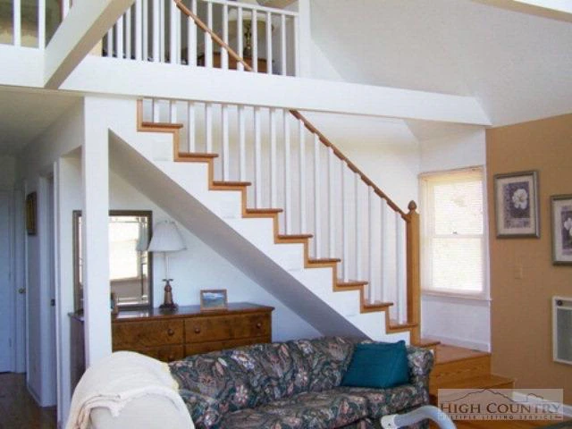 Image number 8 for the current listing