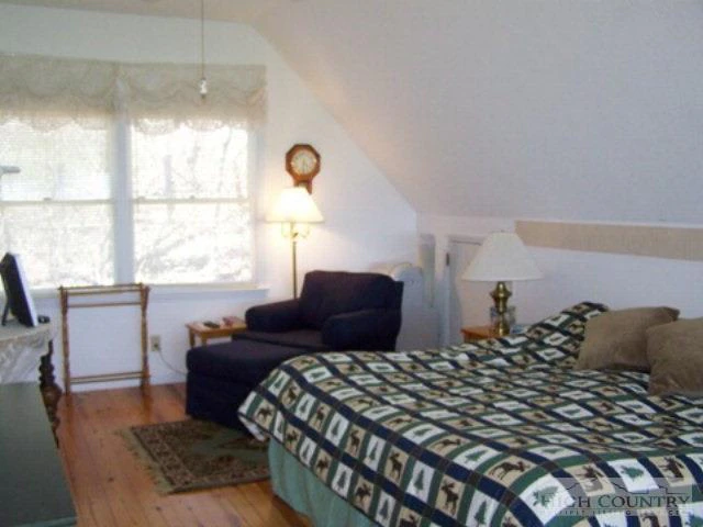 Image number 4 for the current listing