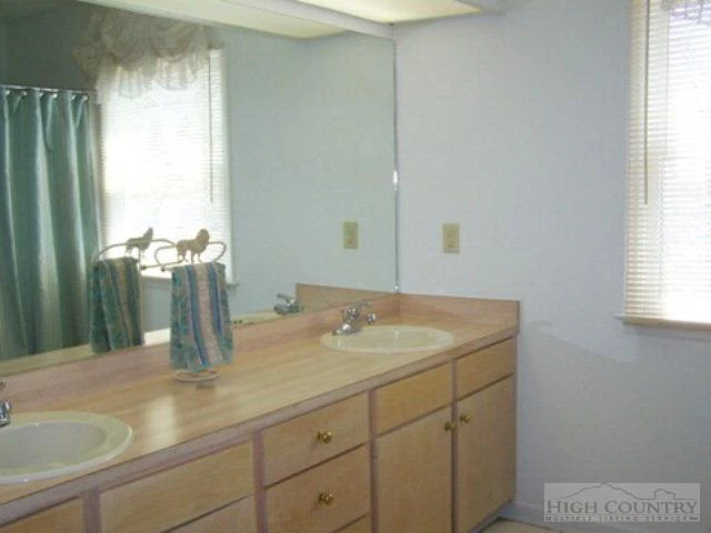 Image number 16 for the current listing
