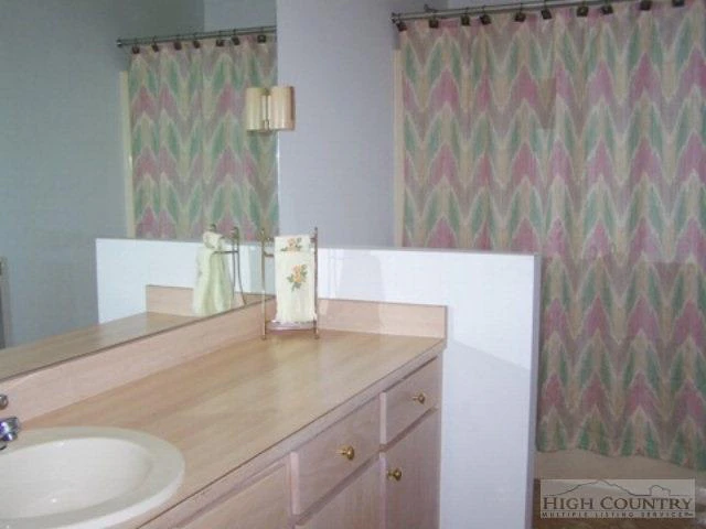 Image number 13 for the current listing