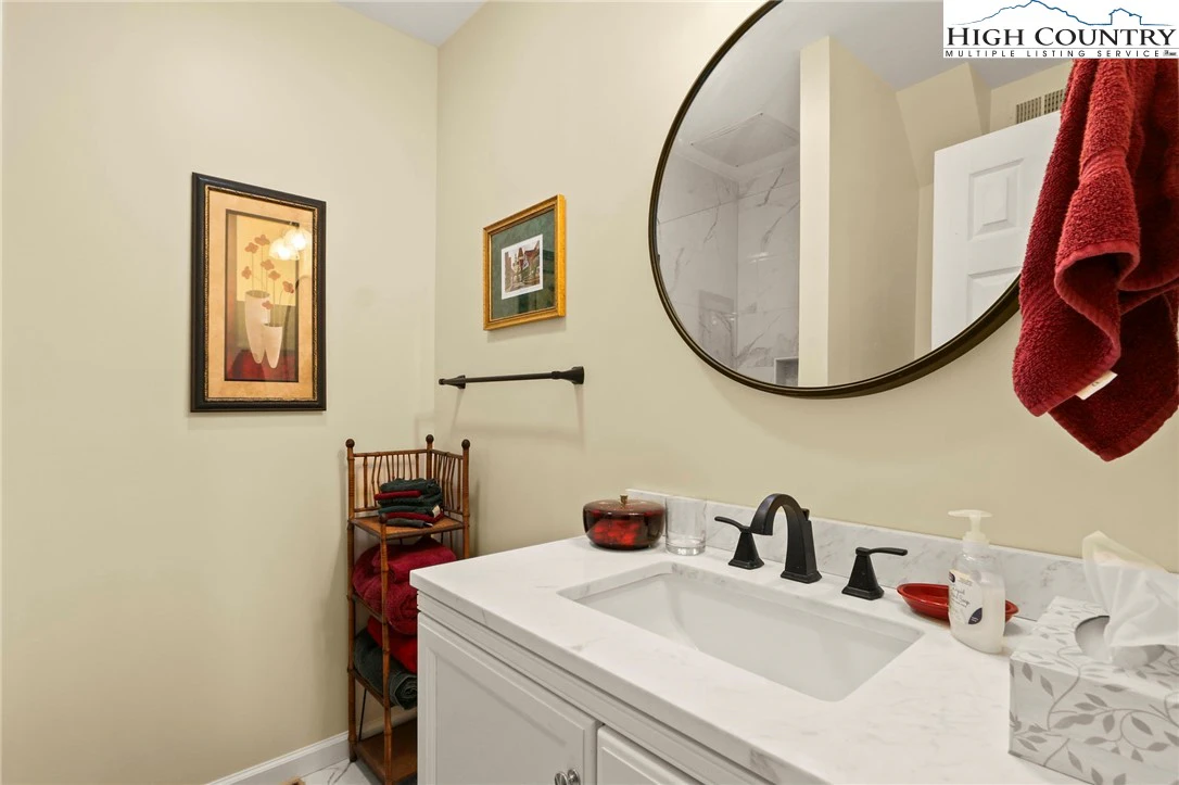 Image number 11 for the current listing