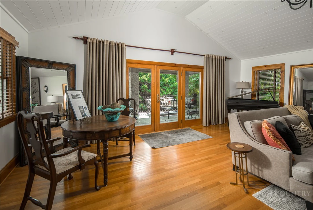 Image number 8 for the current listing