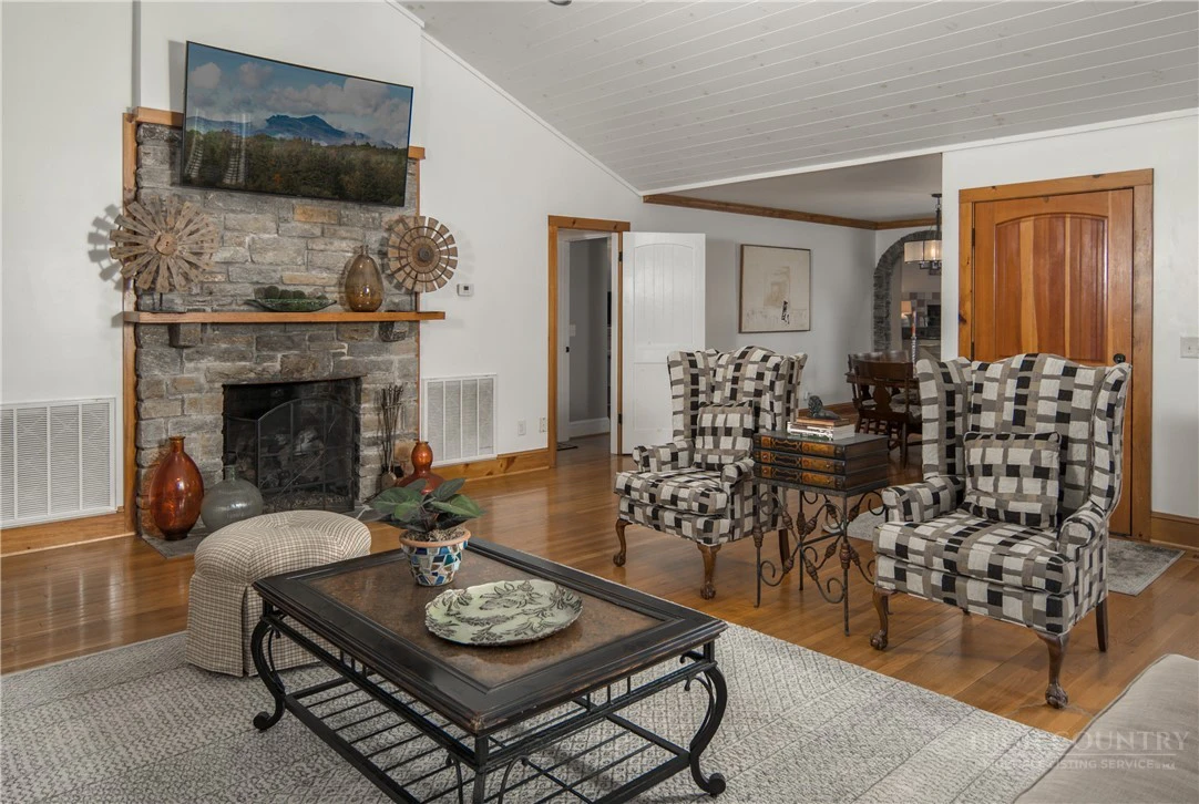 Image number 12 for the current listing