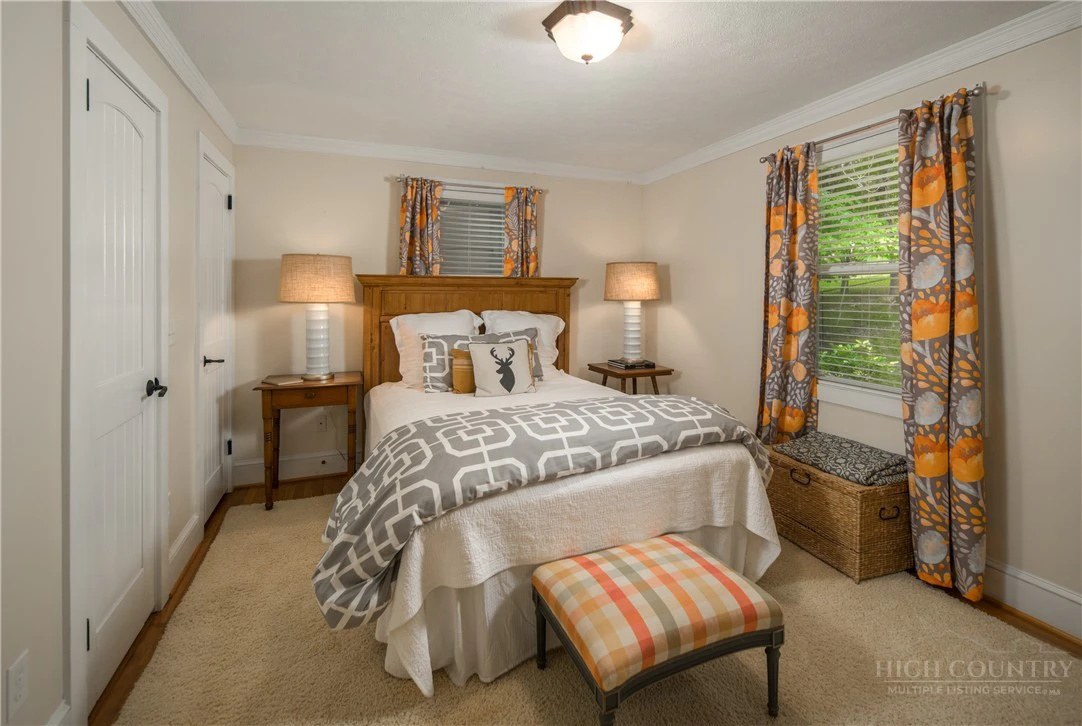 Image number 28 for the current listing