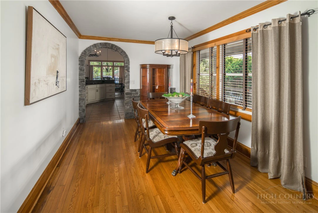 Image number 14 for the current listing