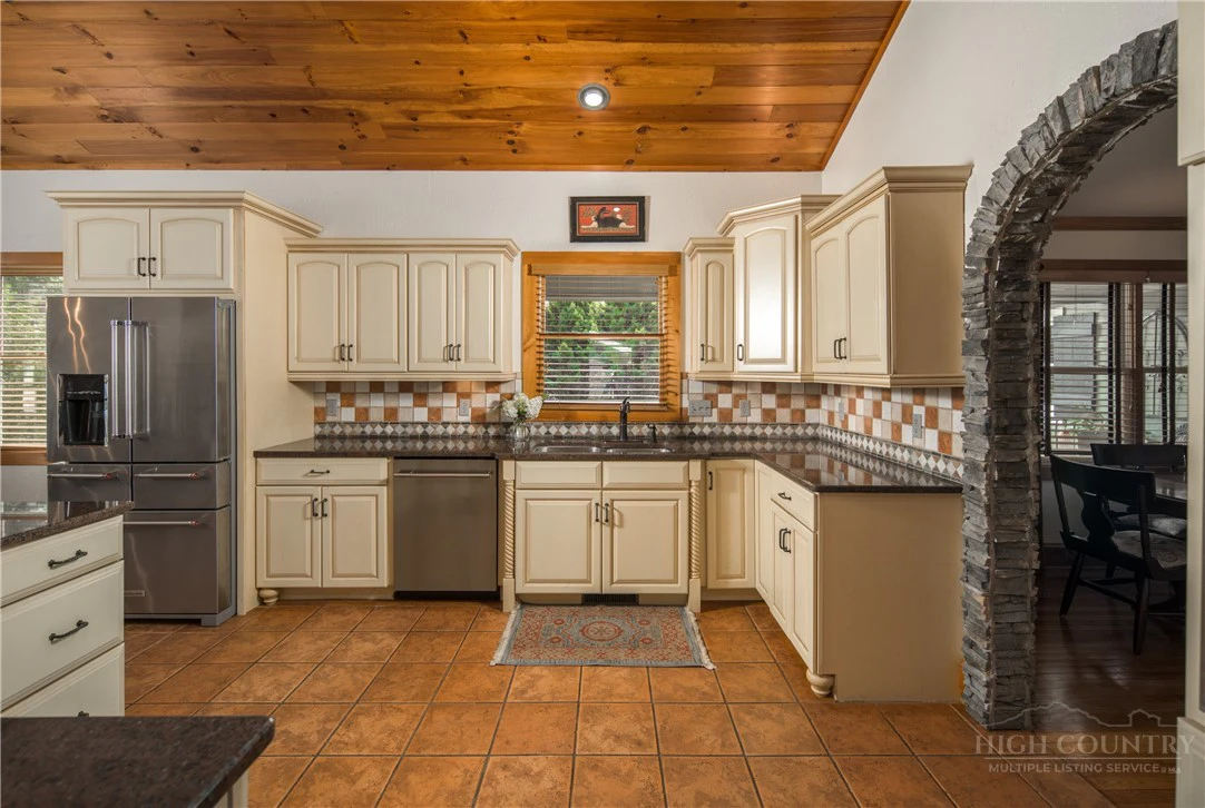 Image number 17 for the current listing