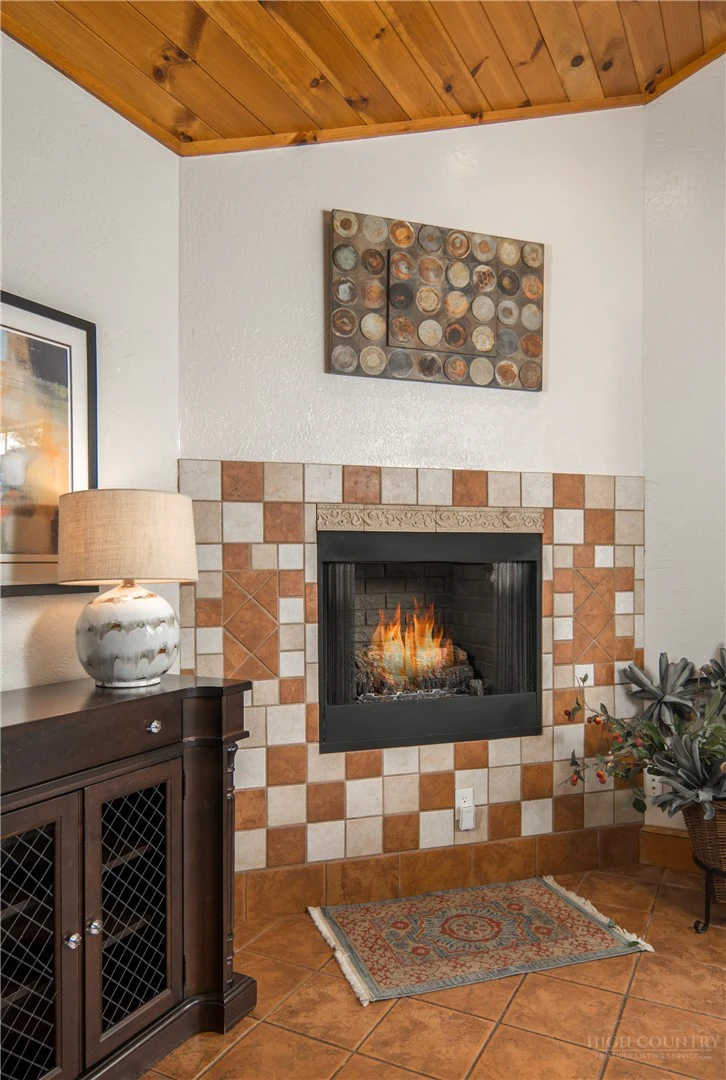 Image number 19 for the current listing