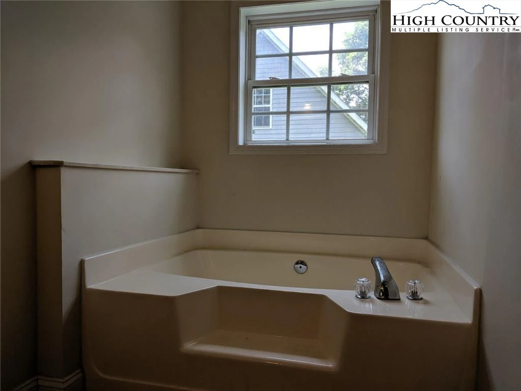 Image number 6 for the current listing