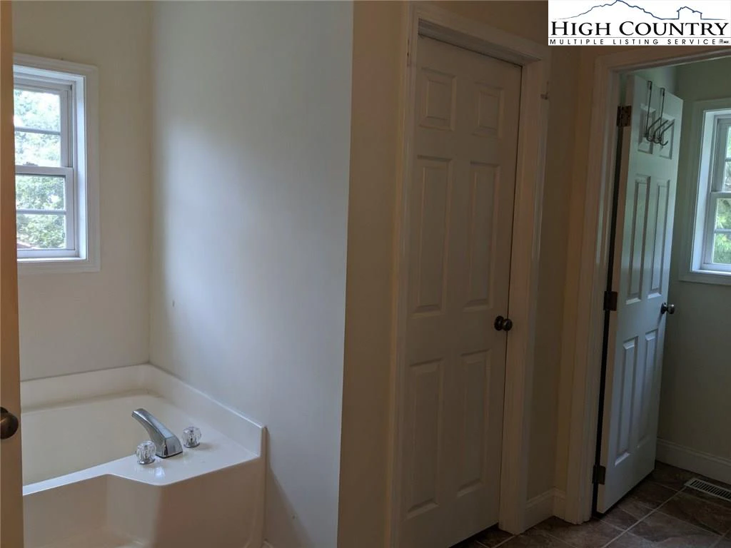 Image number 3 for the current listing