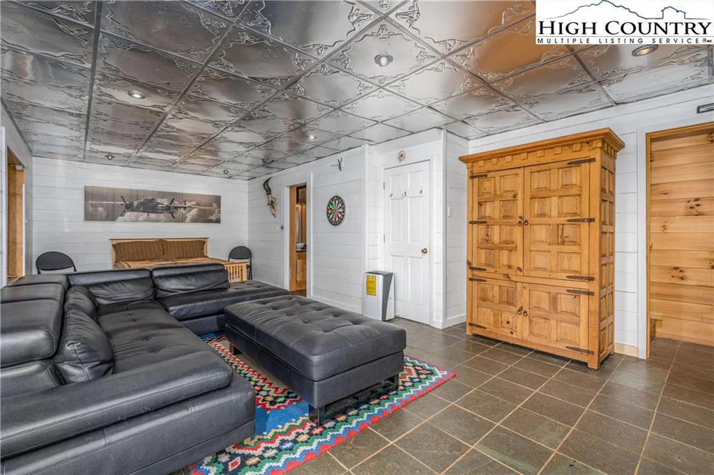 Image number 9 for the current listing