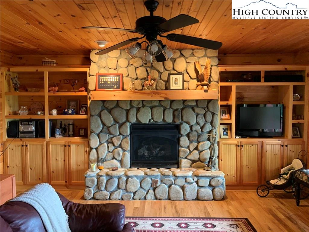 Image number 9 for the current listing