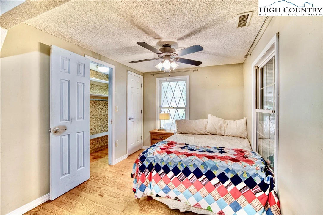 Image number 7 for the current listing
