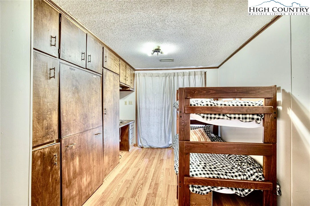 Image number 9 for the current listing
