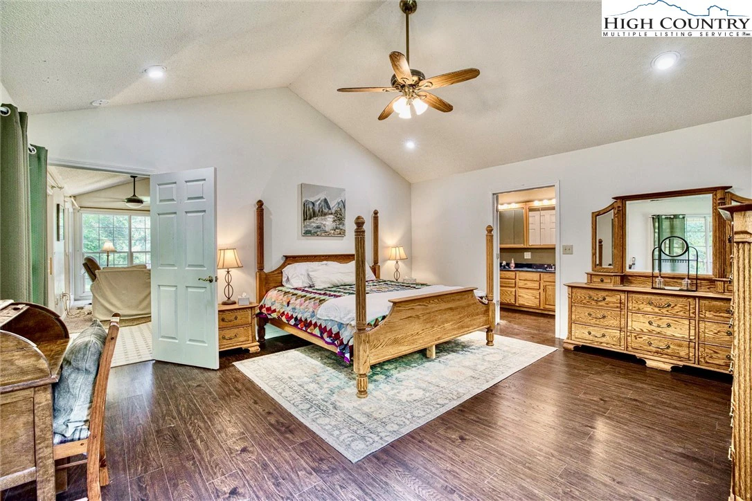 Image number 2 for the current listing
