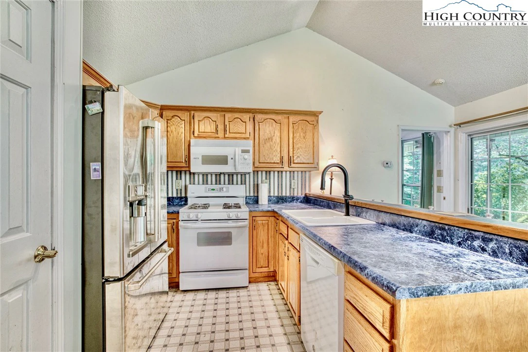Image number 19 for the current listing