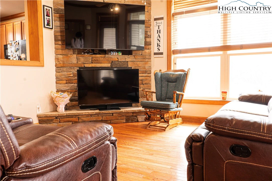 Image number 18 for the current listing