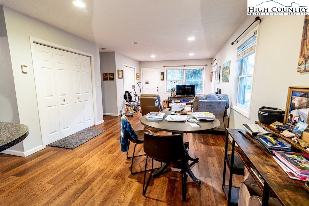 Image number 3 for the current listing
