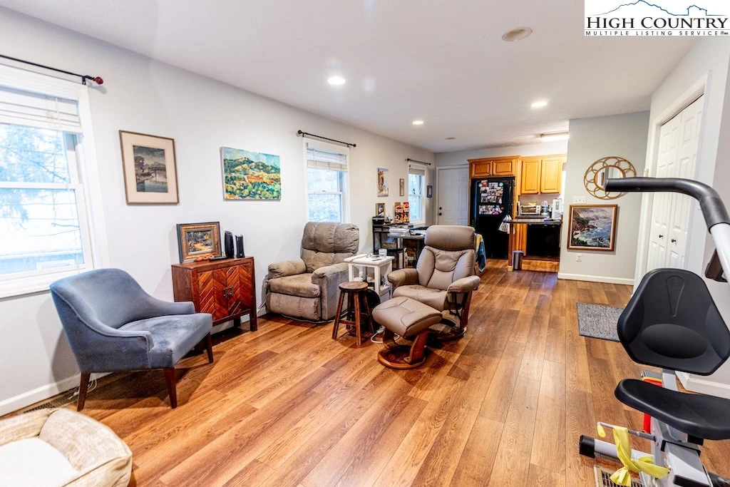 Image number 5 for the current listing