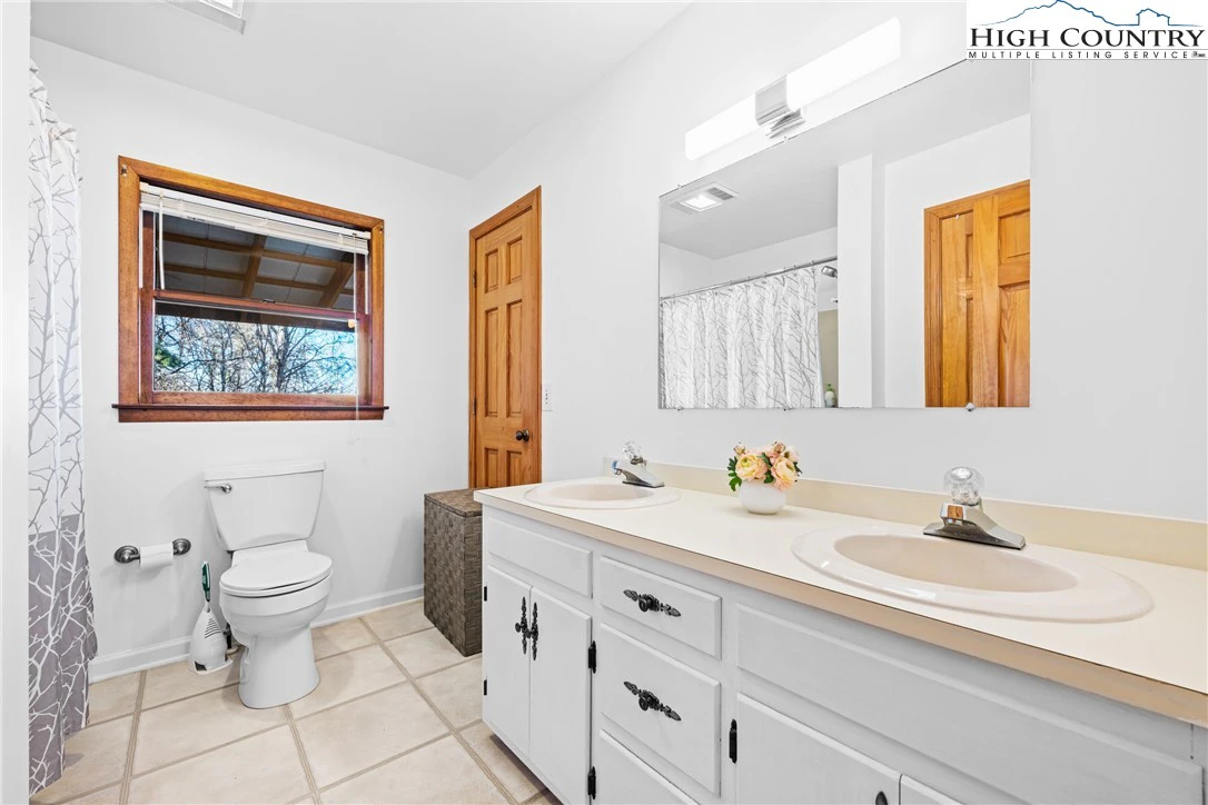 Image number 3 for the current listing
