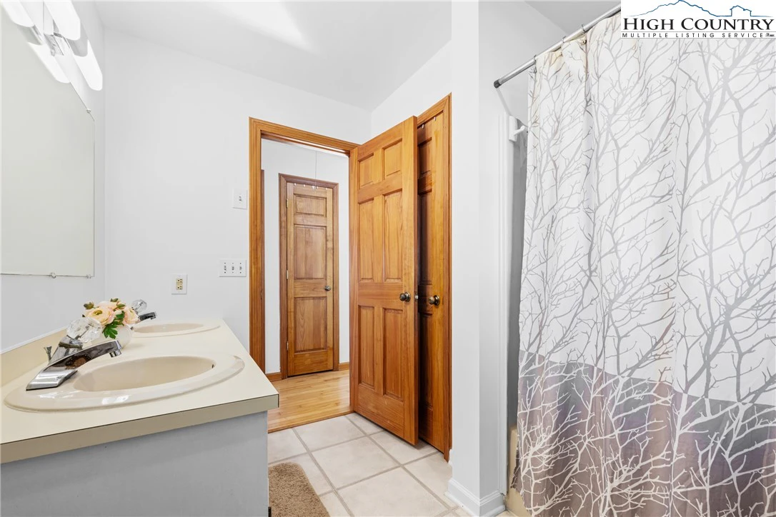 Image number 4 for the current listing