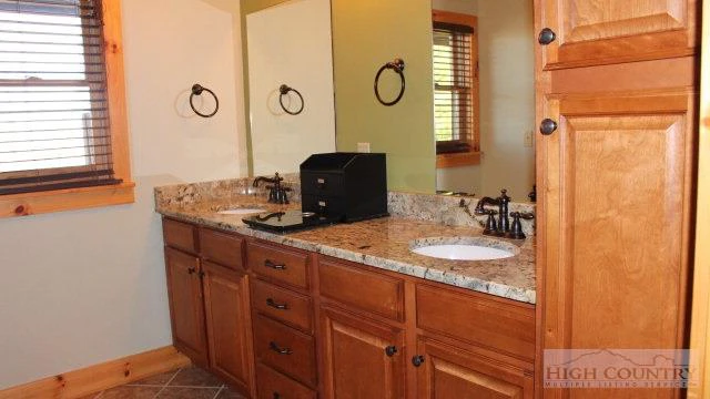 Image number 13 for the current listing