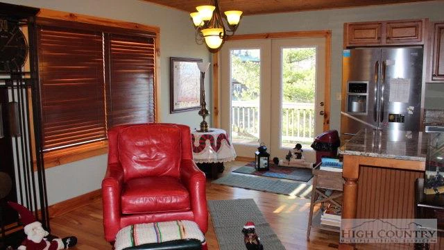 Image number 8 for the current listing
