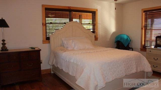 Image number 7 for the current listing