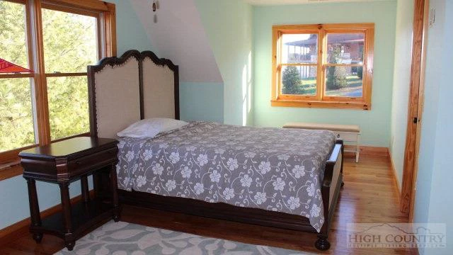 Image number 4 for the current listing