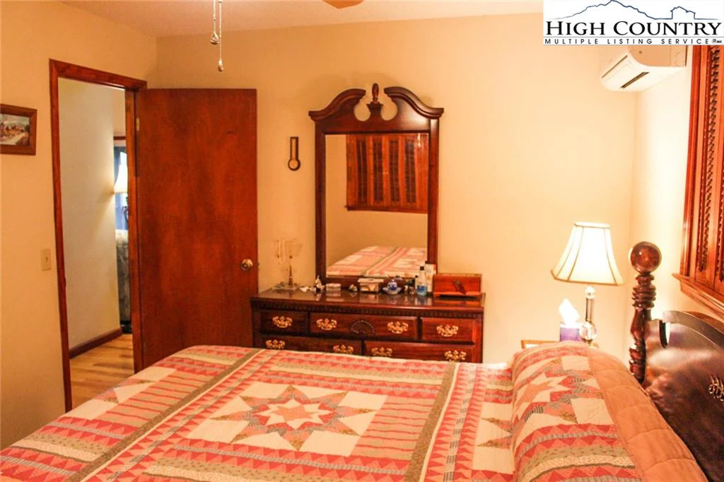 Image number 3 for the current listing