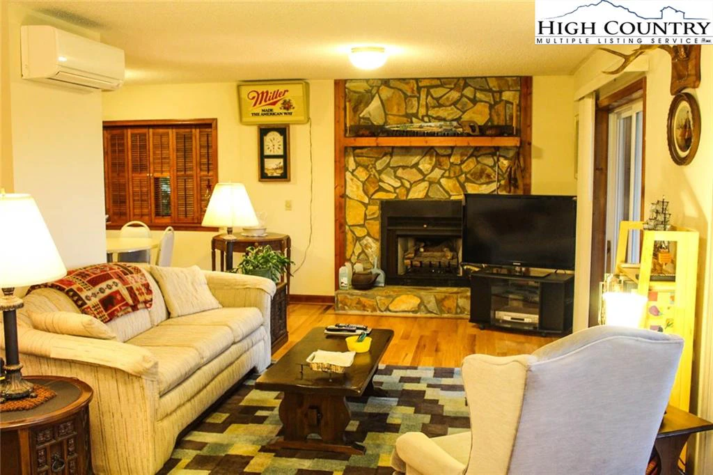 Image number 8 for the current listing