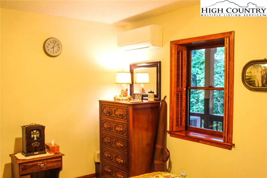 Image number 19 for the current listing