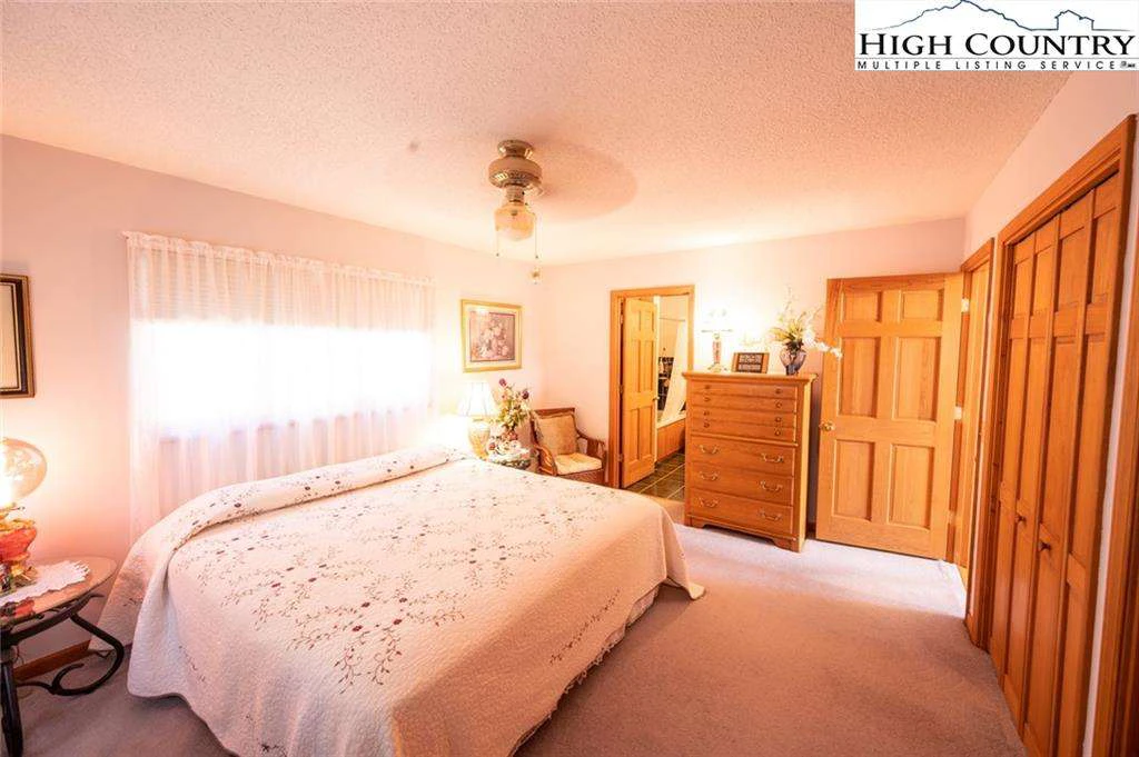Image number 3 for the current listing