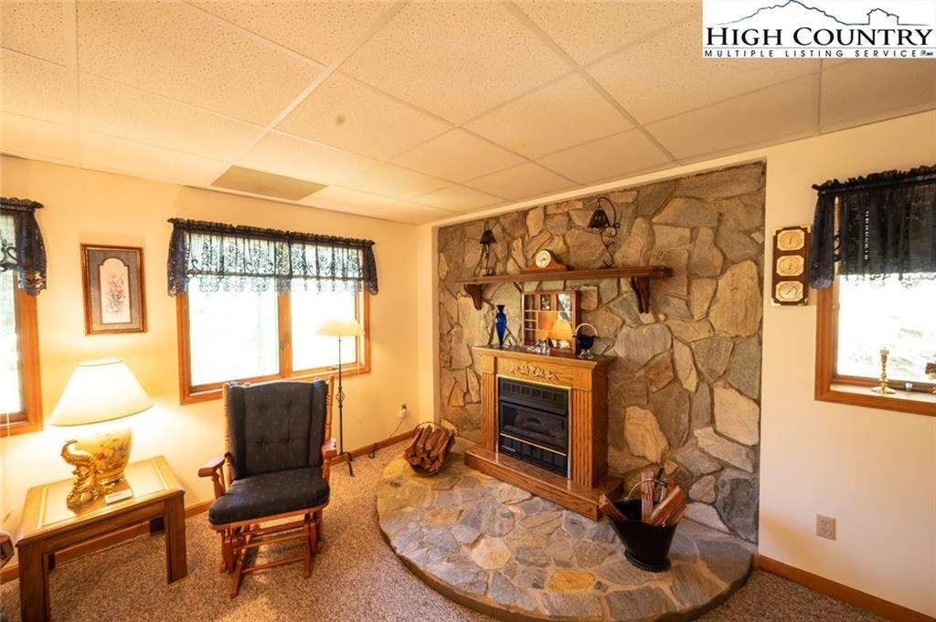 Image number 9 for the current listing