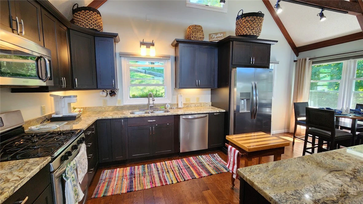 Image number 9 for the current listing