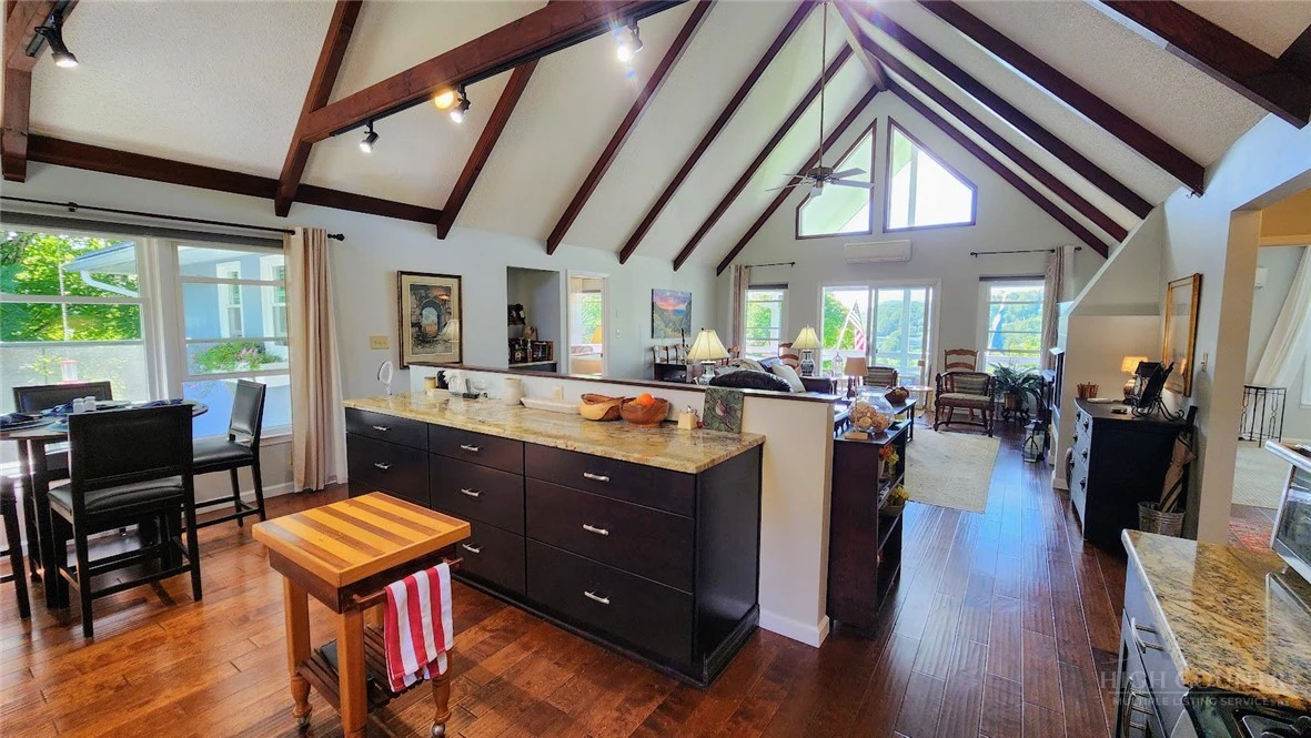 Image number 11 for the current listing