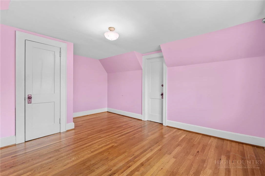 Image number 8 for the current listing