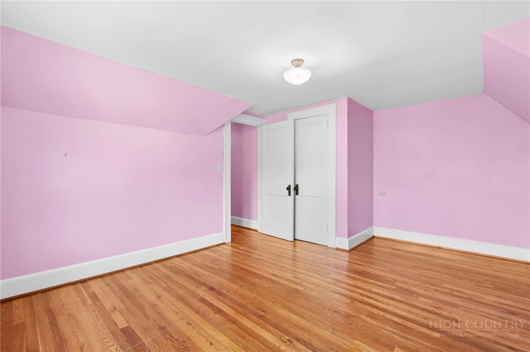 Image number 9 for the current listing