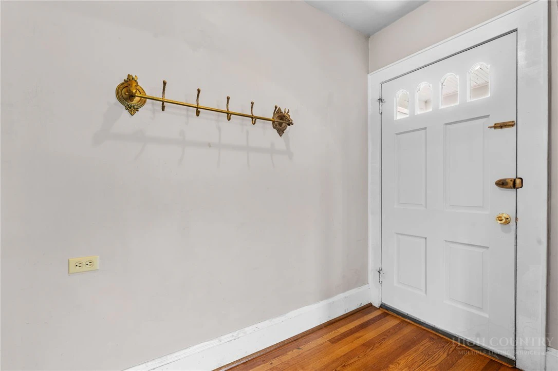 Image number 11 for the current listing