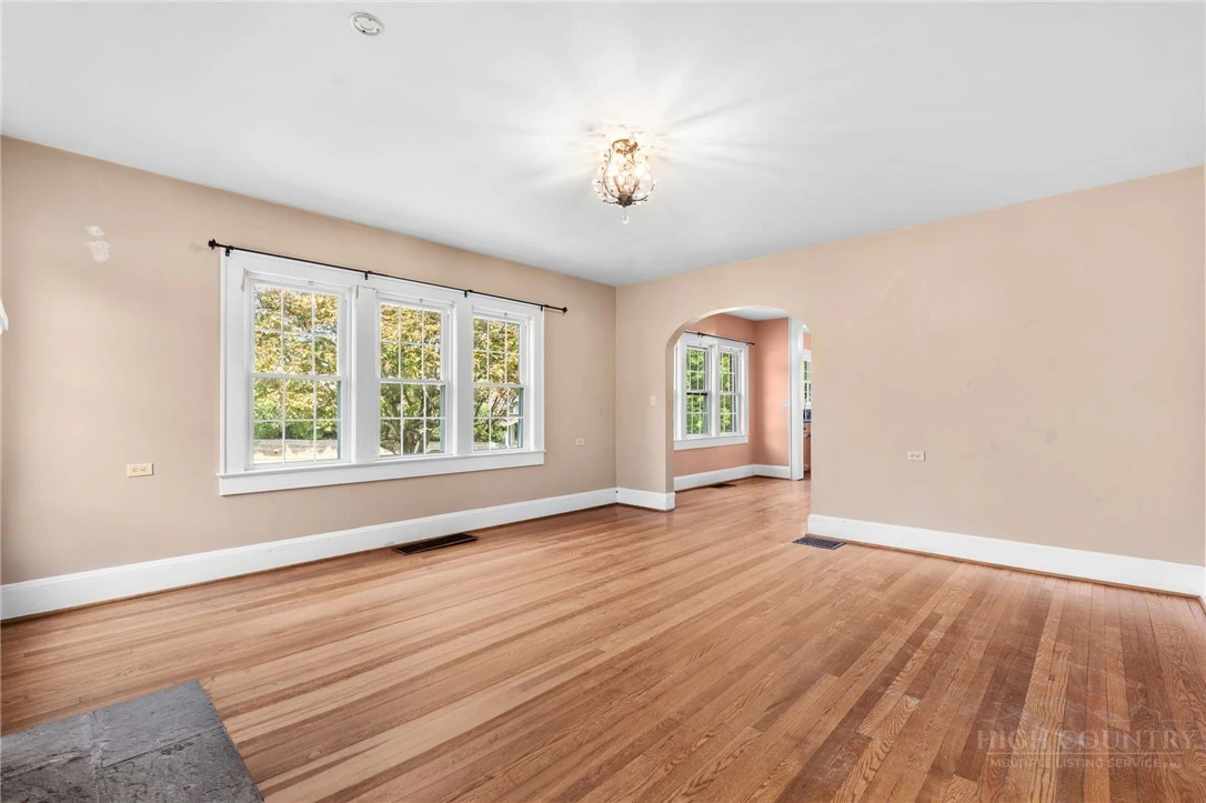 Image number 22 for the current listing
