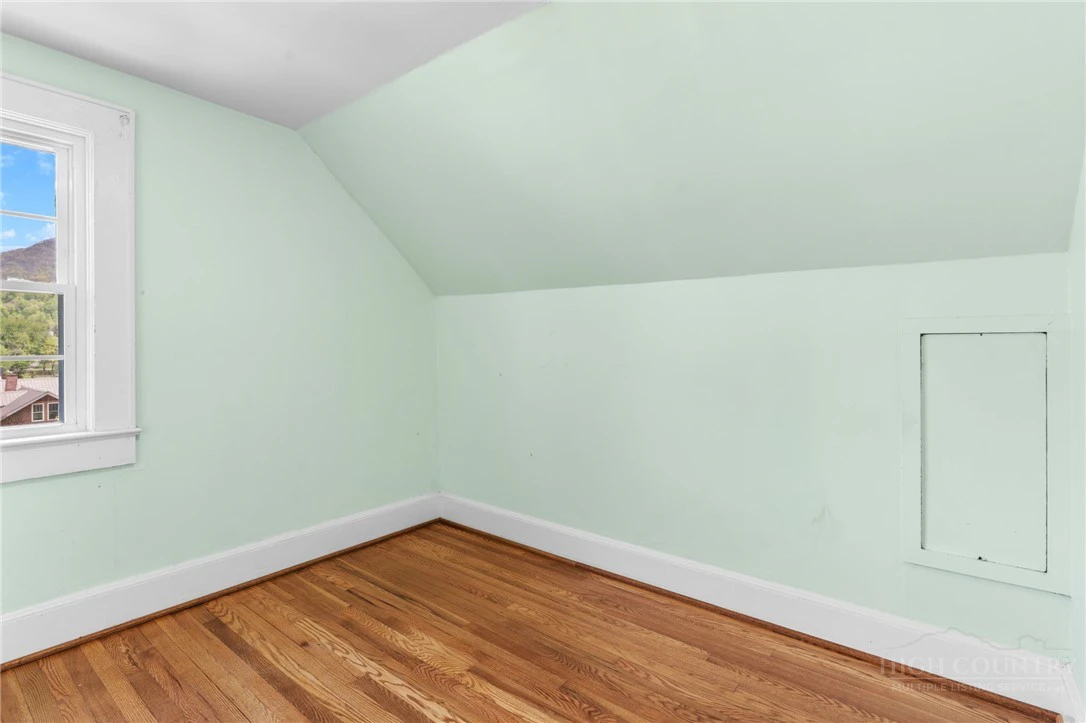Image number 10 for the current listing
