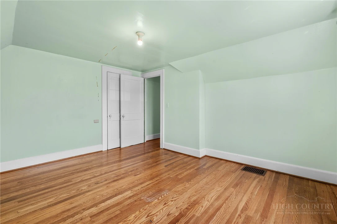 Image number 5 for the current listing