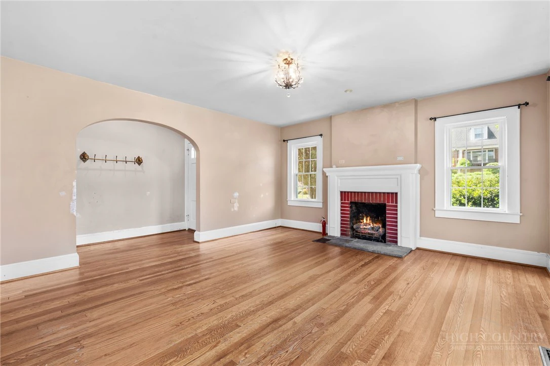 Image number 7 for the current listing