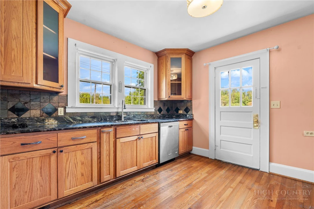 Image number 11 for the current listing