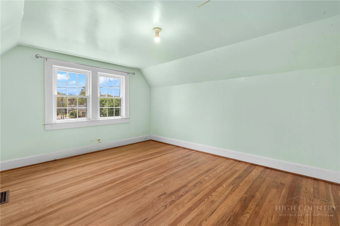 Image number 21 for the current listing