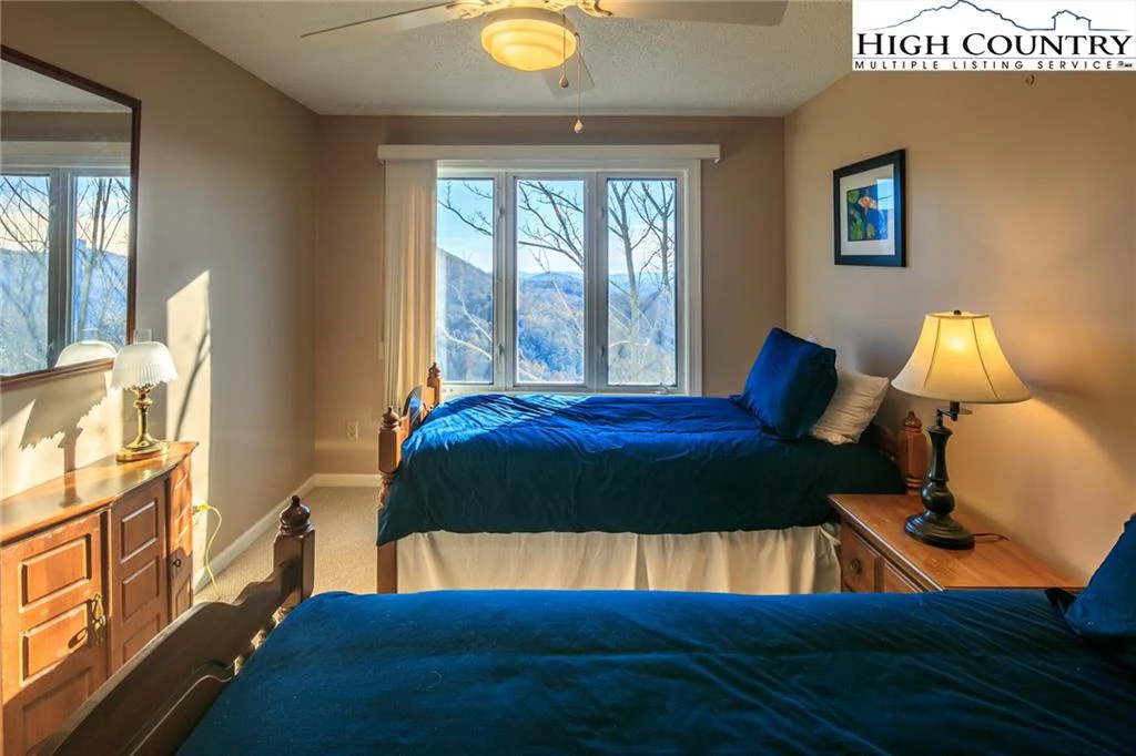 Image number 14 for the current listing