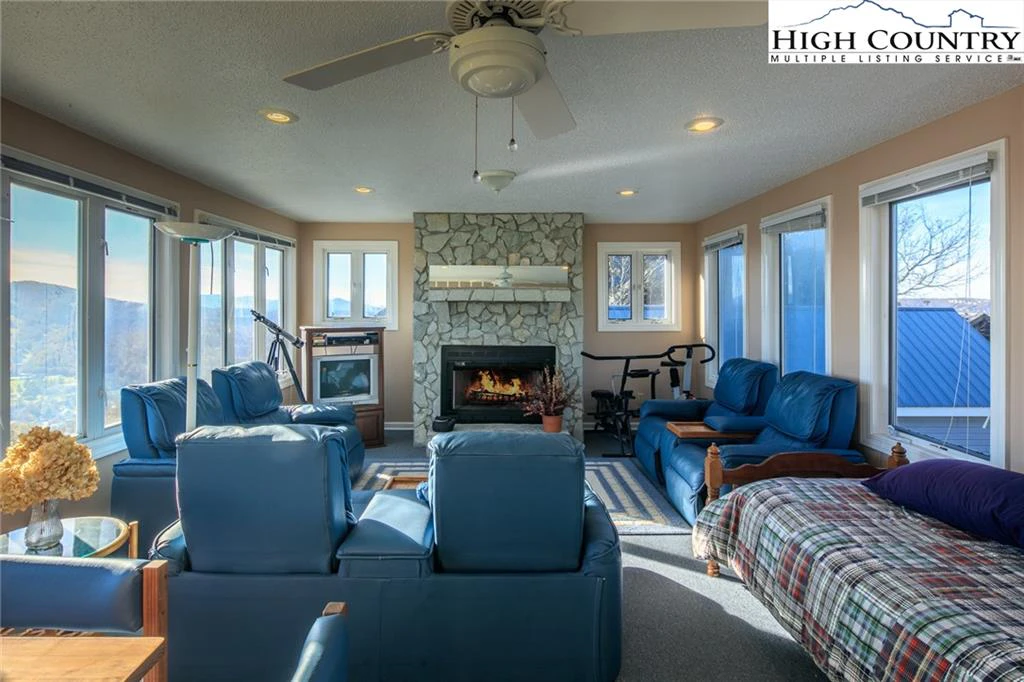 Image number 8 for the current listing