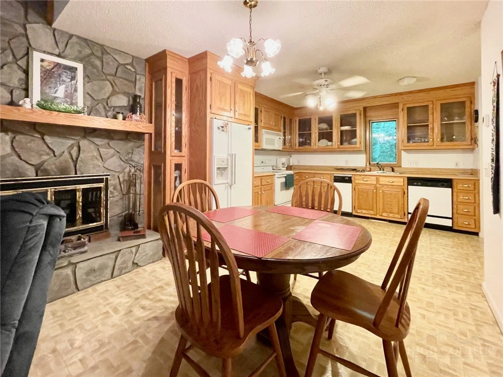 Image number 15 for the current listing